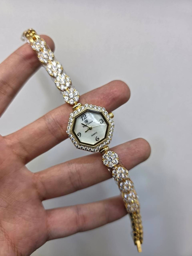 ساعت زنانه نگین دار مجلسی رویال کرون-S1004